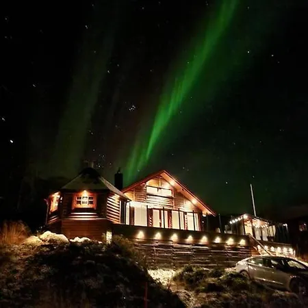 Pa Sor Senja Med Nydelig Utsikt Og Jacuzzi Holiday home Dragoy