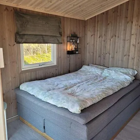 Holiday home Pa Sor Senja Med Nydelig Utsikt Og Jacuzzi