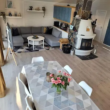 Holiday home Pa Sor Senja Med Nydelig Utsikt Og Jacuzzi Dragoy