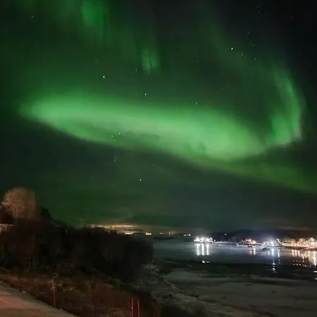 Pa Sor Senja Med Nydelig Utsikt Og Jacuzzi Holiday home Dragoy