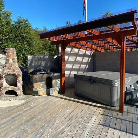 Holiday home Pa Sor Senja Med Nydelig Utsikt Og Jacuzzi
