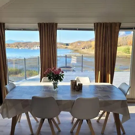 Pa Sor Senja Med Nydelig Utsikt Og Jacuzzi Holiday home