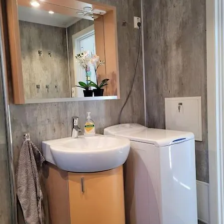 Holiday home Pa Sor Senja Med Nydelig Utsikt Og Jacuzzi Dragoy