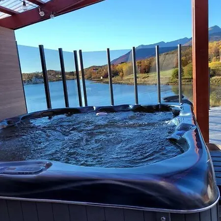 Pa Sor Senja Med Nydelig Utsikt Og Jacuzzi Holiday home Dragoy