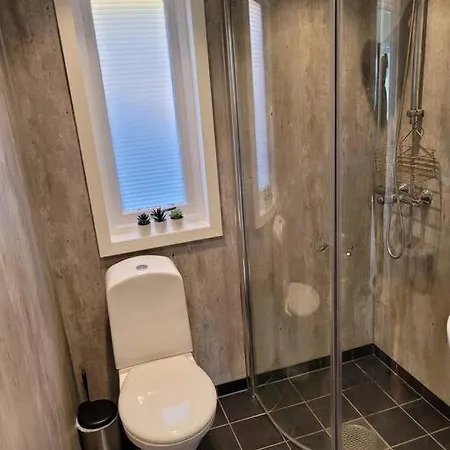 Pa Sor Senja Med Nydelig Utsikt Og Jacuzzi *