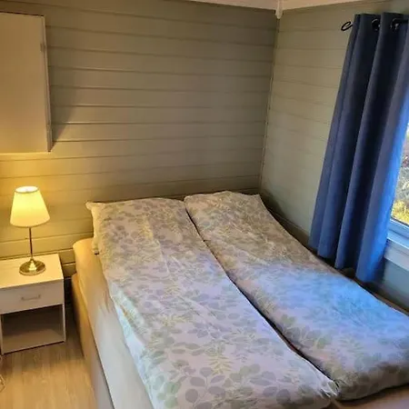 Pa Sor Senja Med Nydelig Utsikt Og Jacuzzi *